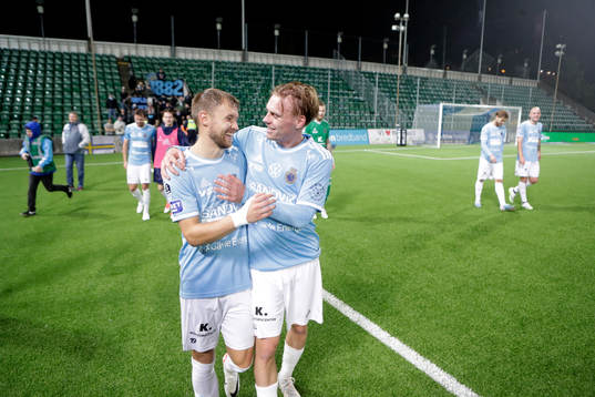Gefles Christoffer Aspgren och Oskar Karlsson jublar
