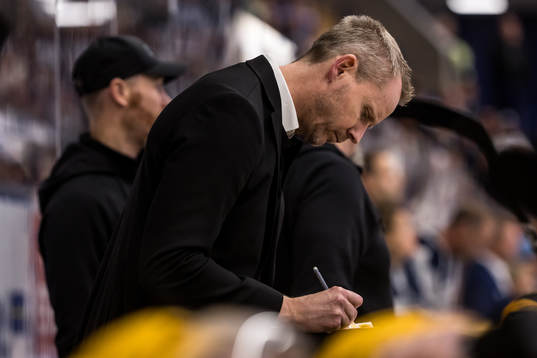 Skellefteås tränare Robert Ohlsson nder ishockeymatchen i