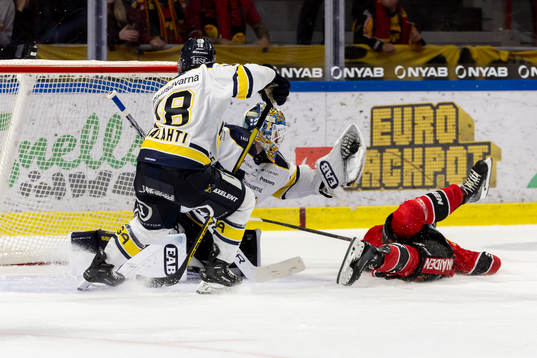 Luleås David Lilja och HV71s målvakt Joni Ortio