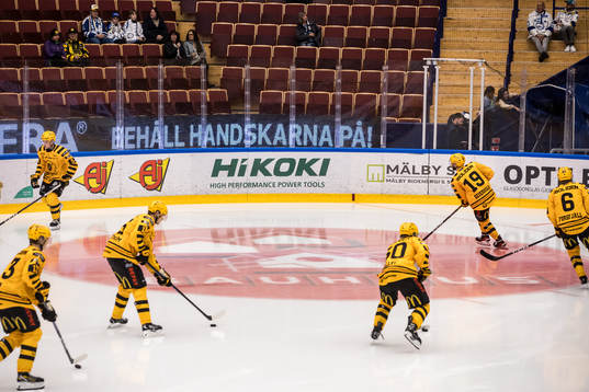 Tekningscirkel innan ishockeymatchen i SHL mellan Leksand