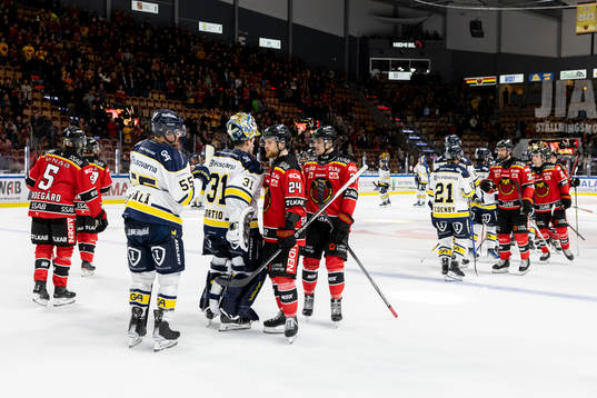 Luleås Brendan Shinnimin tackar HV71s målvakt Joni Ortio