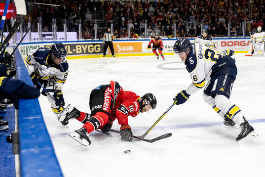 Luleås Einar Emanuelsson mot HV71s Tommi Tikka  och