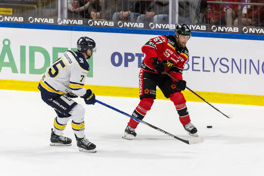 Luleås Linus Omark och HV71s Radan Lenc