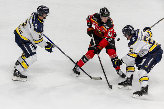 Luleås Pontus Andreasson och HV71s Tommi Tikka och Anton