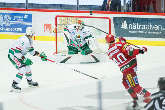 Rögles målvakt Petr Kvaca och MoDos David Bernhardt