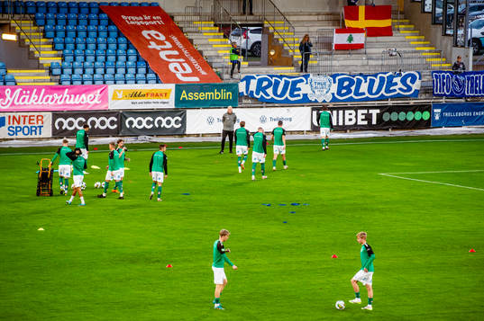 Jönköpings Södras spelare värmer upp innan