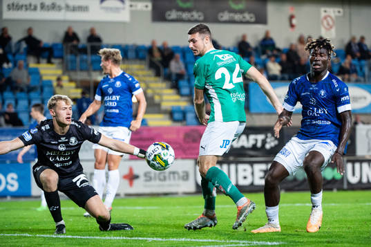 Jönköpings Södras Marko Nikolic mot Trelleborgs målvakt