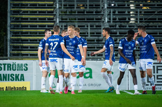 Trelleborgs Liam Olausson jublar med lagkamrater