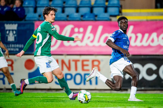 Jönköpings Södras Robin Book mot Trelleborgs Emmanuel
