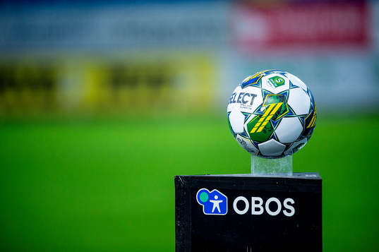 Matchbollen innan fotbollsmatchen i Superettan mellan