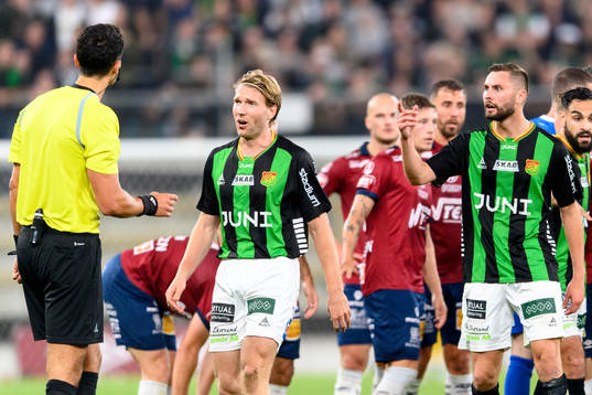 GAIS August Wängberg och Axel Norén reagerar mot Domare