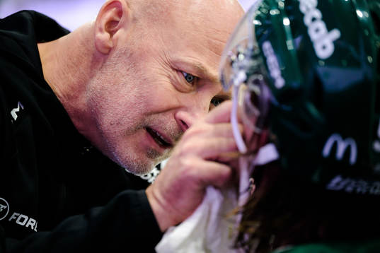 Magnus Hallén, lagläkare undersöker Färjestads Linus
