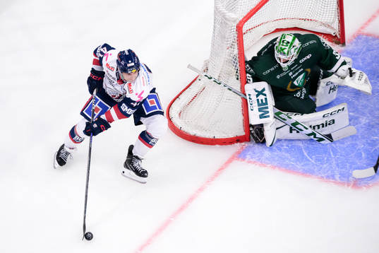 Linköpings Broc Little och Färjestads målvakt Carl
