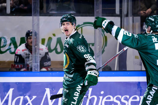 Färjestads David Tomasek jublar
