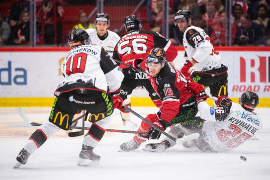Örebros Axel Sundberg och Malmö Redhawks Teemu Kivihalme