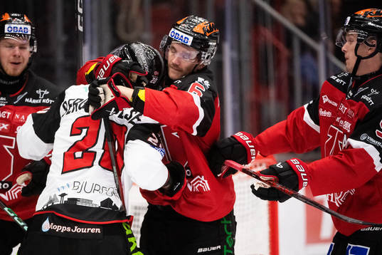 Malmö Redhawks Thomas Berg Paulsen och Örebros Filip