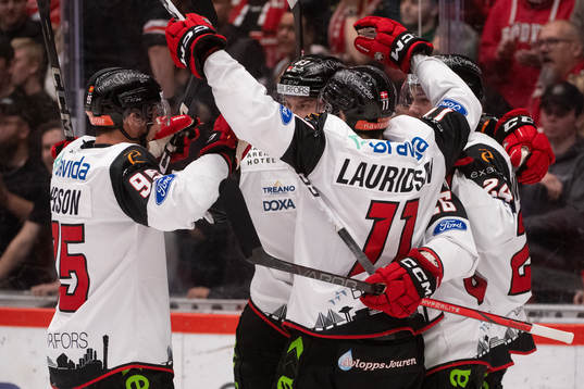 Malmö Redhawks Teemu Kivihalme jublar med lagkamrater