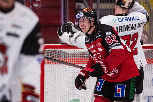 Örebros Robert Leino jublar