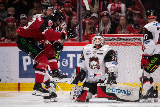 Örebros Axel Sundberg och Malmö Redhawks målvakt Daniel