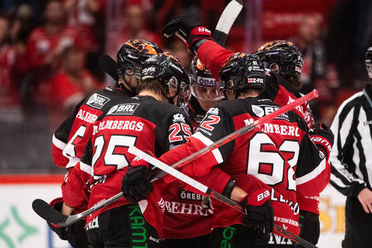 Örebros Philip Holm jublar med lagkamrater