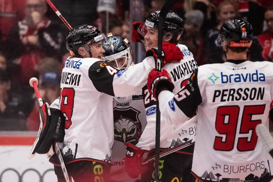 Malmö Redhawks målvakt Daniel Marmenlind jublar med