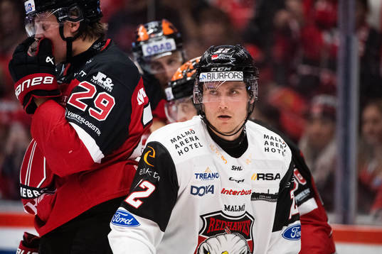 Örebros Milton Oscarson och Malmö Redhawks Janne Kuokkanen