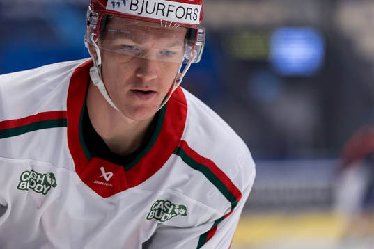 Frölundas Gustav Rydahl värmer upp före ishockeymatchen