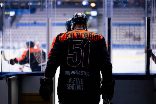 Växjös Emil Sylvegård på väg till värmningen före
