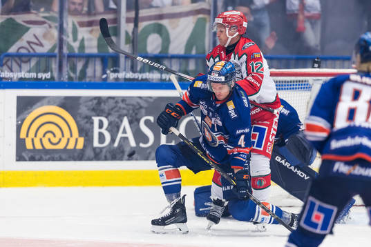 Växjös Keegan Lowe och Frölundas Max Friberg