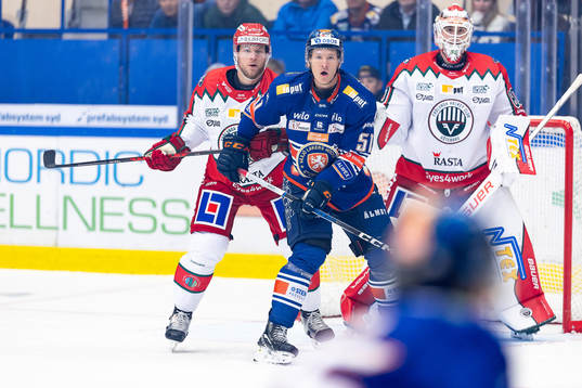 Växjös Emil Sylvegård mellan Frölundas Christian Folin