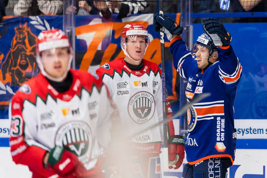 Växjös Kalle Kossila jublar