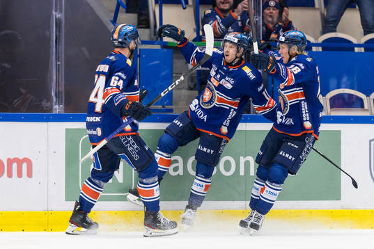 Växjös Kalle Kossila jublar