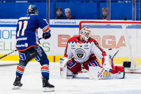 Växjös Kalle Kossila gör 3-1 bakom Frölundas Frederik