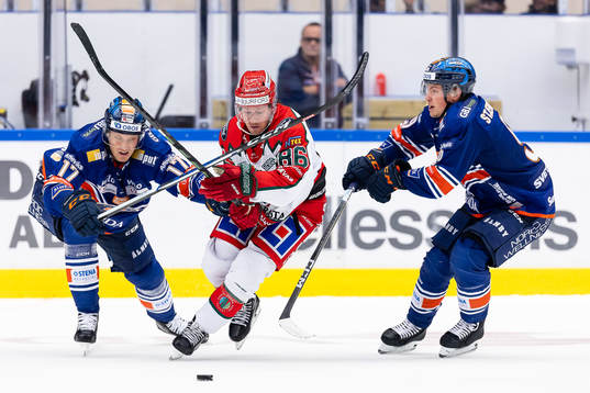 Frölundas Erik Thorell mellan Växjös Gabriel Carlsson