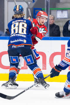 Växjös Joachim Blichfeld tacklar Frölundas Linus Högberg