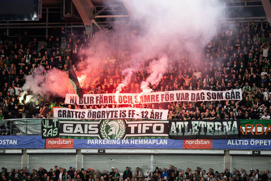 GAIS supportrar med banderoller