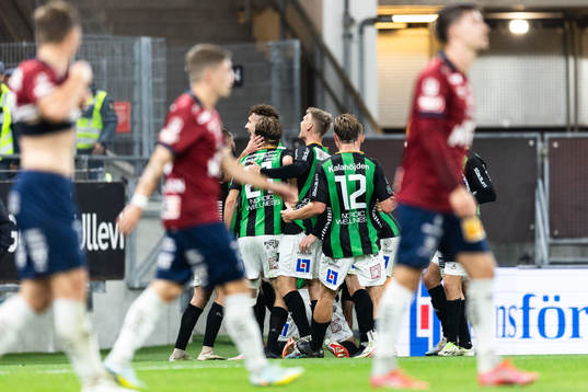 GAIS Mervan Celik jublar med lagkamrater