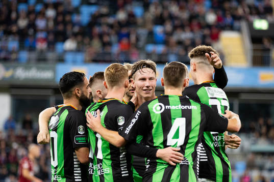 GAIS Robin Frej jublar med lagkamrater