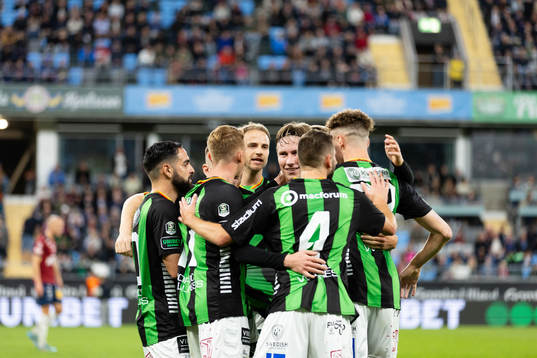 GAIS Robin Frej jublar med lagkamrater