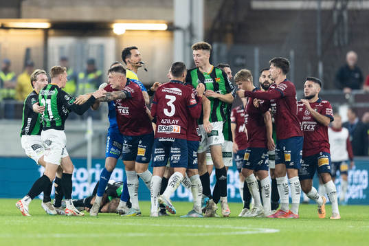 GAIS och Örgrytes spelare i diskussion med Domare Adi