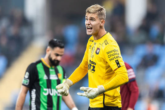 Örgrytes målvakt Mathias Nilsson reagerar