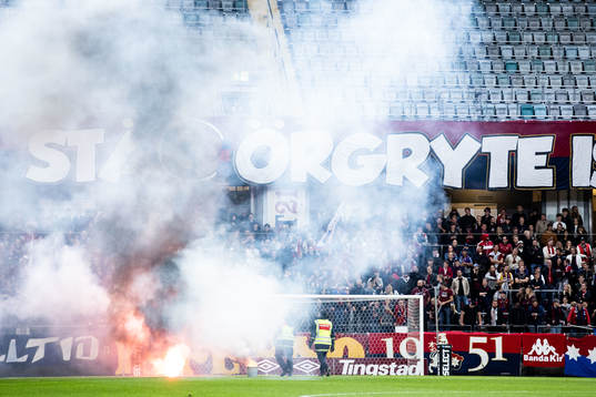 Matchen avbruten på grund av inkastade föremål