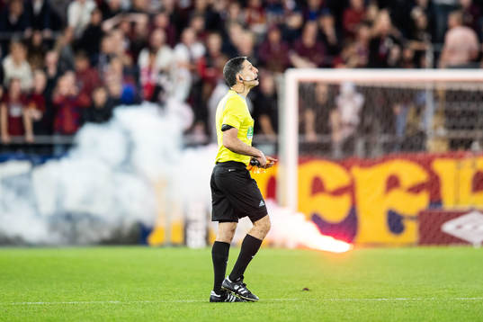 Domare Adi Aganovic avbryter matchen
