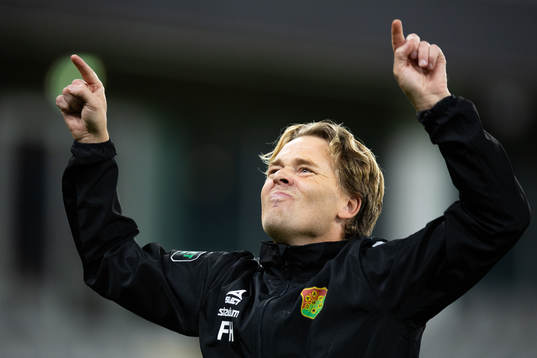GAIS tränare Fredrik Holmberg jublar framför klacken
