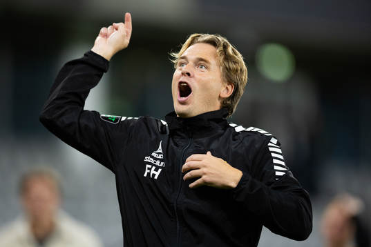 GAIS tränare Fredrik Holmberg jublar framför klacken