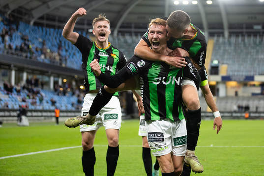 GAIS Julius Lindberg jublar ihop med Axel Norén och