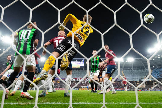GAIS Axel Henriksson nickar in 1-3 i mål bakom Örgrytes