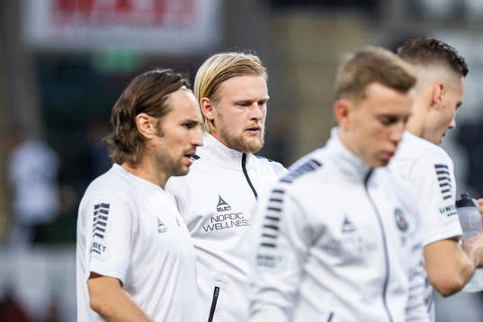 Örebros Kalle Holmberg på uppvärmningen