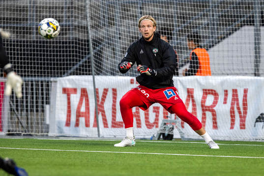 Örebros målvakt William Eskelinen på uppvärmningen