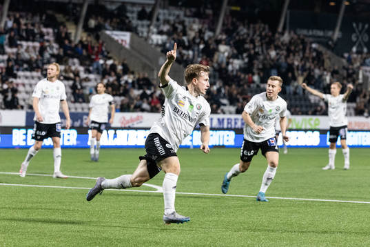 Örebros Victor Backman jublar